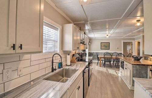 Lakefront Greers Ferry Cabin with Covered Boat Slip! - Foto 10