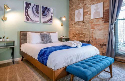 100 Year-Old Historic Brick 2BR Loft & Large Patio & Hammocks & High Ceiling - Foto 49