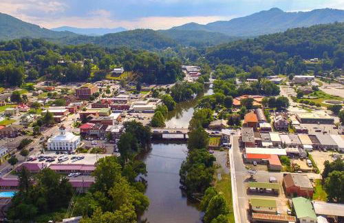 Water's Edge, Covered Porch, Deep Creek as your Backyard Haven, Hot Tub, Pool Table, Fire Pit, Close to Town & Entrance to National Park - Foto 44