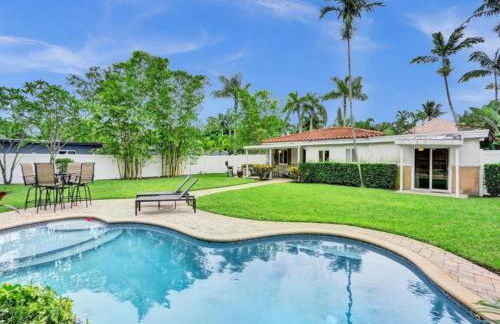 3 min. walk to Wilton Drive, pool and huge yard - Photo 2