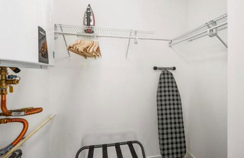 NEW! Central Ballard 3BR Townhome Fits 8 Free Parking AC Family Friendly - Foto 34