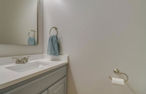 Luxury Lakefront Retreat with Deck and Patio! - Foto 11