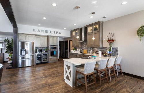 LOTO Pointe, Updated Luxury Home w/ Boat & PWC Slip, Boat Ramp, Firepits, Pool Table & More! - Foto 12