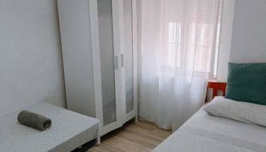 8 mins walk to Train Station Low Cost Youth Hostel - Foto 4