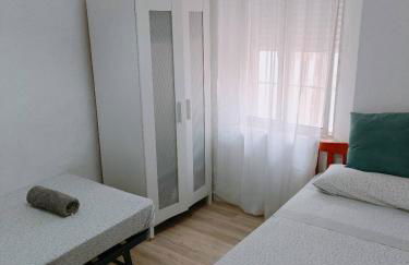 8 mins walk to Train Station Low Cost Youth Hostel - Foto 4