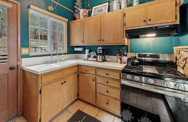 Rest N Relax Inn - Beautiful chalet-style cabin features dramatic forest and slope views! - Foto 23