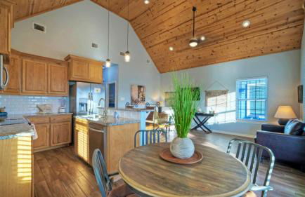 Group Getaway w/ Pool, Boat Dock 2 Homes Laguna Village Retreat by Avantstay - Foto 122