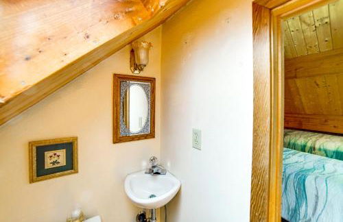 Hot Tub, 1 Mi to Beach 12-Acre Fort Bragg Cabin! - Foto 19