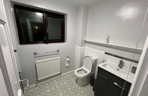 Spacious 4 Bedroom House in Corby Sleeps 9 Parking - Foto 8