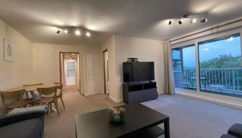 Spacious 2-Bedroom Flat Near Surbiton Station - Photo 2