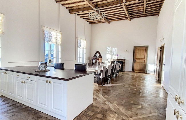 Elegant Hillside Mansion - Photo 11