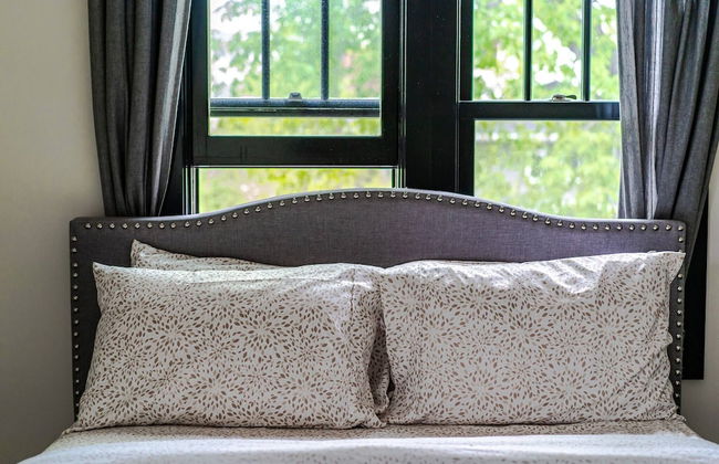 Historical Building 1br 1ba Walk To Roger's Place - Photo 2