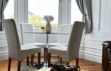 THE LAZY LION - Spacious 2 Bedroom - Town Centre Holiday Home Apartment - Photo 13