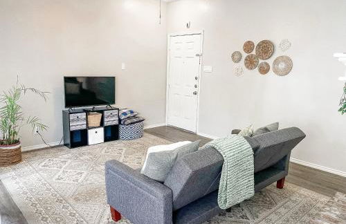 Cozy and Quiet, with Easy Access & Private Garage - Foto 10