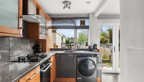 Peaceful 3-BR Home-Driveway, Sky-TV-Free WiFi - Foto 4, stove