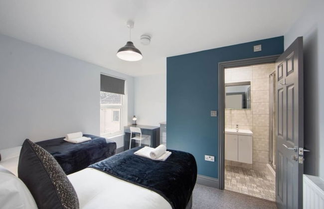 Immaculate 5-bed House in the City Centre Ashford - Photo 5