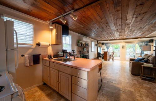 Waterfront Cottage at Highland Lake with Dock - Foto 36