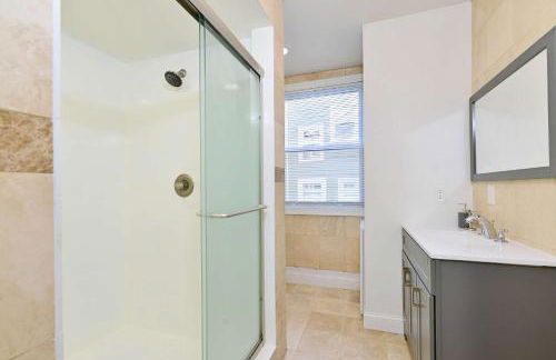 Jennifer's Cozy Apt Walk to Brown In Unit Laundry - Foto 29