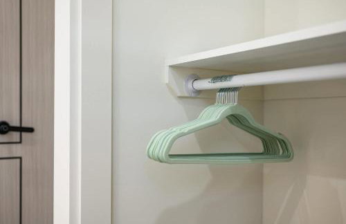 Cozy Modern Home w Full Kitchen & Parking - Foto 26