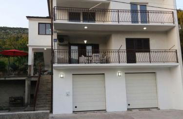 Apartments with a parking space Tugare, Omis - 14320 - Foto 2