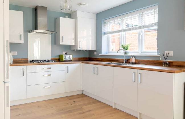 4 Bedroom Detached House 5mins Walk to Shopping Village - Foto 30