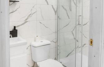 Unique 3 Bedrooms, 3 Ensuite, FREE WiFi, Private Parking - Foto 16