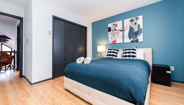 Waterfront Chalet W hot-tub & Pool by RedAwning - Foto 3, Habitación