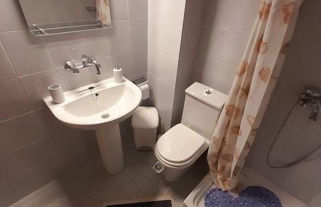 Impeccable 2-bed House in - Photo 16