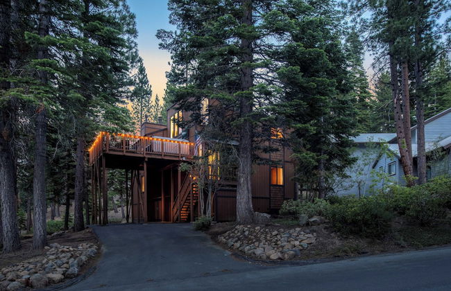 Wolfe by Avantstay 5mins Northstar! w/ Hot Tub, Fireplace, 2 Private Decks! - Foto 5