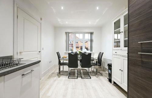 Swan's Place - Large 4bed home, Sleeps 9, Parking x2 & Games room - Foto 58