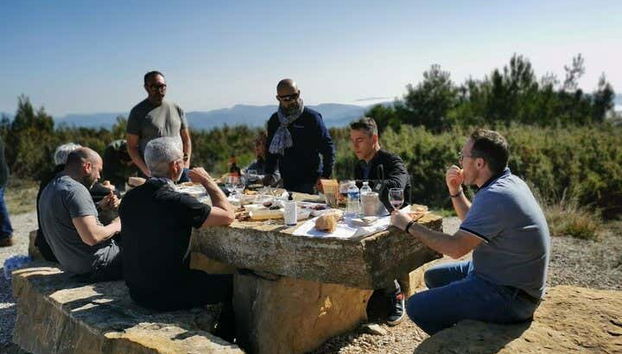 Un bon pique-nique au milieu des champs