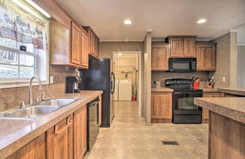 Family Lake Retreat w/ Screened Deck! - Foto 7