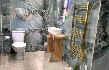 Shrew Lodge-woodland Lodges-Hot Tub-Pembrokeshire-Tenby - Foto 16