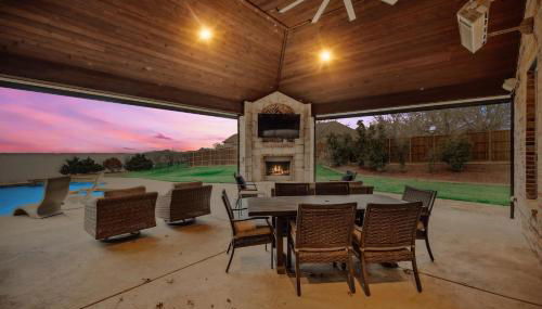 Lakefront Mansion with Pool and Cinema - Photo 3