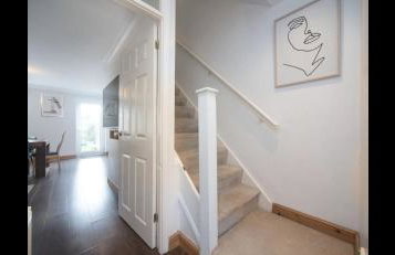 Spacious Chessington home with parking & garden - Photo 7