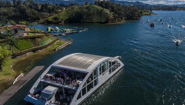 Nave lungo la diga di Guatapé