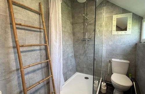 Rivage Maison spacieuse 10 p 5 chambres 2 sdb 2 WC tout confort avec jardin, belle terrasse aménagée, parking privatif, à 2 kms d'une petite plage, 3kms d'Omaha Beach et Port en Bessin - Foto 23