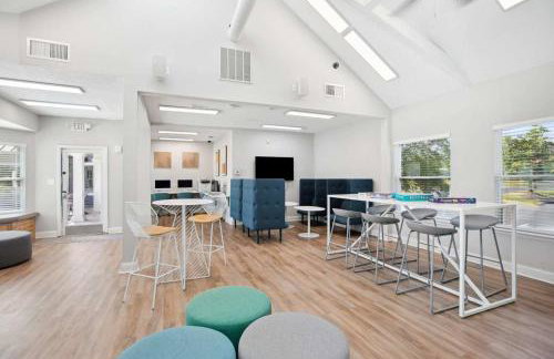 New Seasonal Comfort near USC and Riverwalk Trails - Foto 49