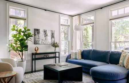 Chic 4BR with Fenced Yard, Walk to Dining, Parking, 5 Mins to Nissan Stadium, Less than 10 Mins to Broadway, Workspace, Parking, 24 Hr Hospitality, Great for Families - Foto 2