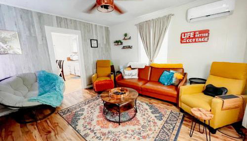 Giggling Creek Cottage - BedJet! King Sized! Gazebo, 45 Acres, Arcades, Nintendo, more - Foto 1