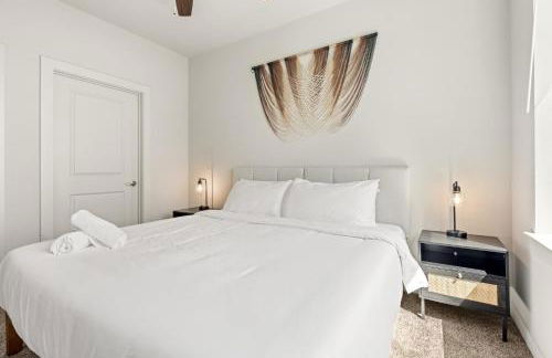 Poolside Luxury 1BR w Private Patio - Photo 23