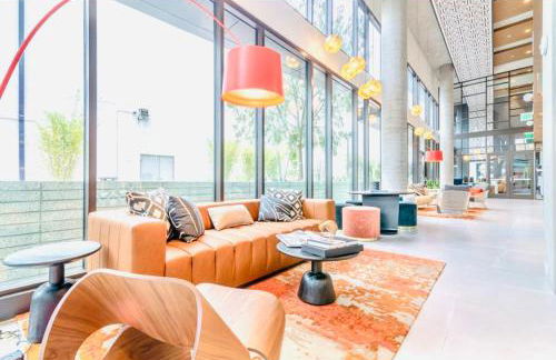 Hollywood Penthouse with Balcony & Pool View - Photo 66