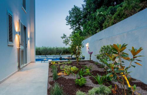 Seaside Elegance Suites - Photo 6