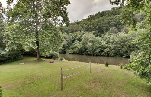 Astounding River View - Outdoor Hot Tub, Volleyball Net, Game Room + More! - Foto 48