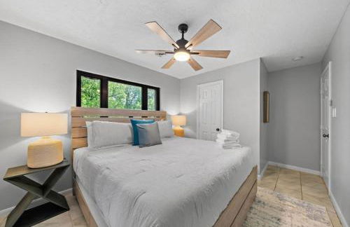 Waterfront oasis with private pool, game room, fire pit and volleyball court - Foto 52