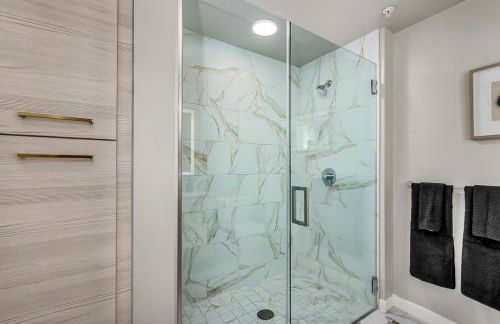 Luxury by the Beach with Pool, Gym, Game Room - Photo 8