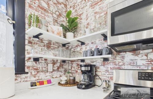 Boho Revival Modern Glam with AC in Downtown Albany - Foto 15