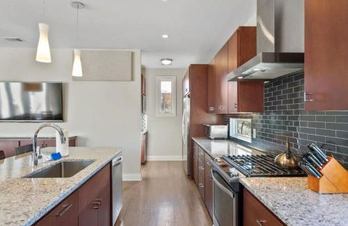 Downtown w Rooftop Deck 4 Bedrooms 3 Baths - Foto 24