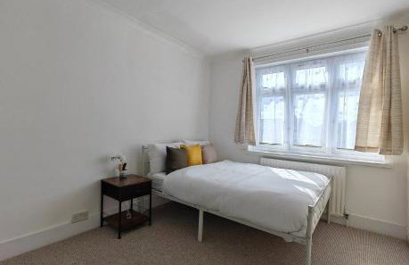 4 Bedroom 2 Bathroom House - Free parking - Foto 10