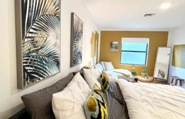 Super stylish 4 BR Home Steps from the Fun - Foto 44